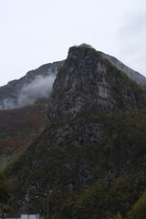 Fototapeta premium Montagne nuages bas brouillard