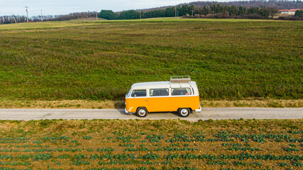 Van combi retro vintage dans la campagne en France