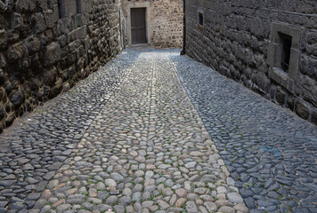 rue piétonne dans le centre ancien du Puy en Velay, ville départ des chemins de Saint Jacques de...