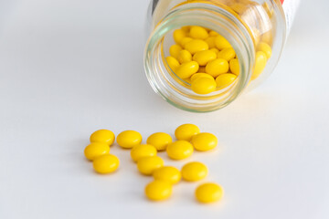 ガラス瓶からテーブルの上にこぼれた黄色の薬