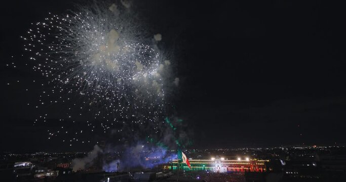 Fuegos artificiales en zocalo ciudad de mexico