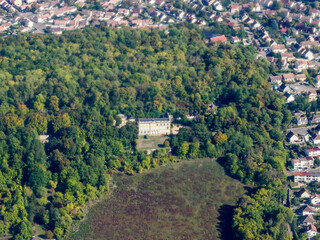 vue aérienne d'un château à Limay dans les Yvelines en France