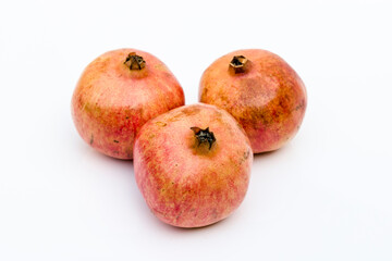 Grenades mûres sur fond blanc