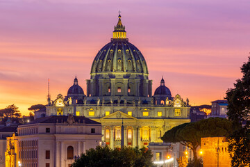 Fototapeta premium St. Peter's basilica in Vatican at sunset, center of Rome, Italy