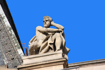 Statue de la cour Napoléon à Paris. France
