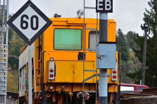 Remolcador ferroviario amarillo parado en la estacion