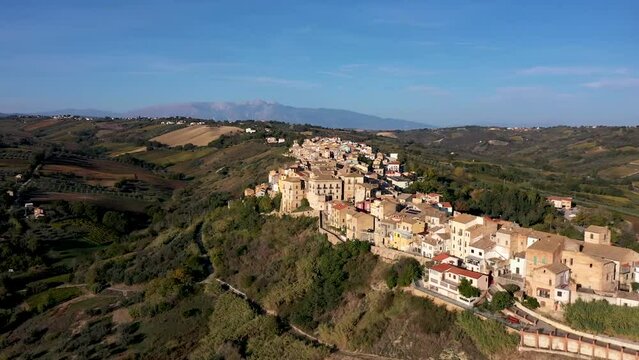 Pollutri in Italien. Kleines Dorf auf einem H&uuml;gel
