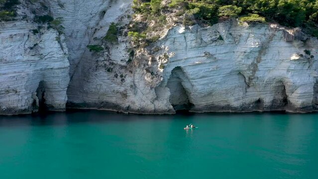 Nationalpark Gargano in Puglien in Italien. Wundersch&ouml;nes t&uuml;rkises Wasser und H&ouml;hlen. Vignanotica 2