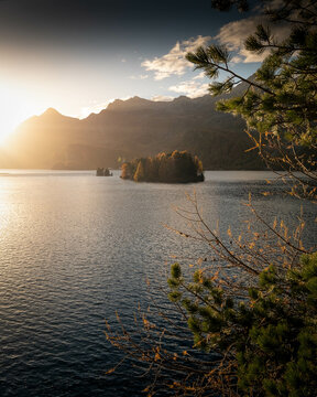 Herbstlicher Blick auf die Insel Chaviolas im Silsersee