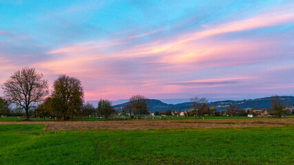 Abendrot nach Sonnenuntergang im Rheintal, Panorama mit Bäumen, Scheune, Felder, Wiesen und...