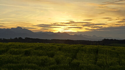 Sonnenuntergang in den Bergen im Herbst