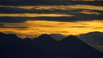 Sonnenuntergang in den Bergen im Herbst