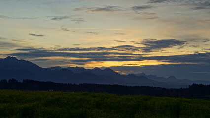 Sonnenuntergang in den Bergen im Herbst