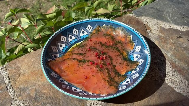 Saumon marin&eacute; &agrave; l'huile, aneth et baies roses	