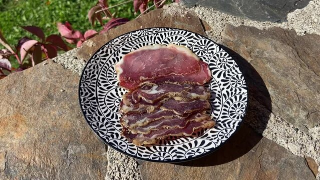 Jambon cru en tranches sur une assiette