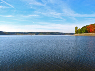 Möhnesee, Naturpark Arnsberger Wald, Sauerland, Nordrhein-Westfalen, Deutschland, zur Herbstzeit