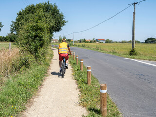 Obraz premium vélo et piste cyclable en bord de route