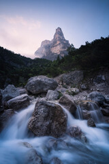 Fototapeta na wymiar Mystischer Wasserfall in der Abendstimmung der Dolomiten.
