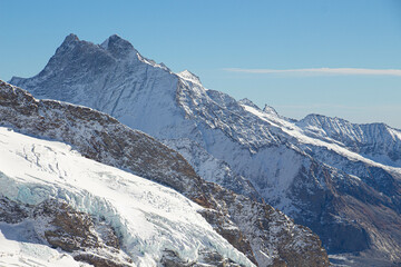 Fototapeta na wymiar Magnifiques paysages enneigés dans les Alpes
