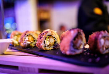 piezas de sushi variado comida nikkei