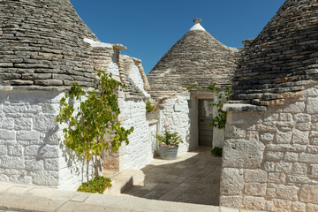 Gasse mit Trullo Häusern in Apulien, Italien