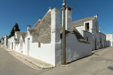 Gasse mit Trullo Häusern in Apulien, Italien