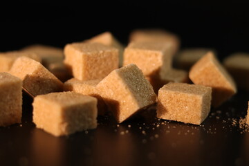 Terrones de azúcar moreno en fondo negro