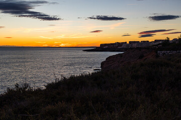 Ciel rougeoyant au coucher du soleil sur la Cirque de l'Anau et la Mer Méditerranée à Sète