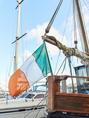 Obraz premium Sailboat ropes wooden pulley rigs. Old part of a sail boat.