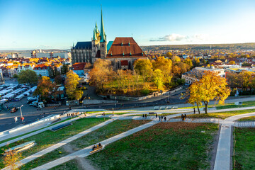 Obraz premium Stadtbummel durch die Landeshauptstadt Erfurt an einem sonnigen Herbsttag - Thüringen - Deutschland