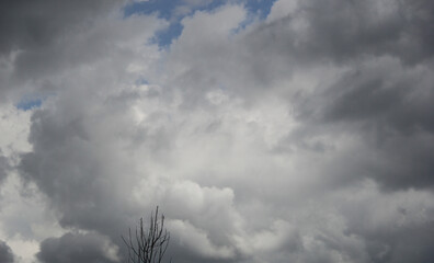 Nubes en el pueblo de Nanacamilpa 