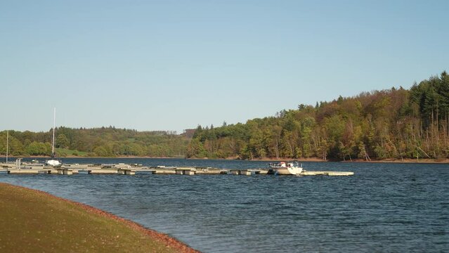 Bootssteg mit See im Hintergrund - Bevertalsperre K&auml;fernberg H&uuml;ckeswagen