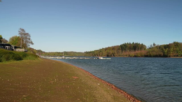 Bootssteg mit See im Hintergrund - Bevertalsperre K&auml;fernberg H&uuml;ckeswagen