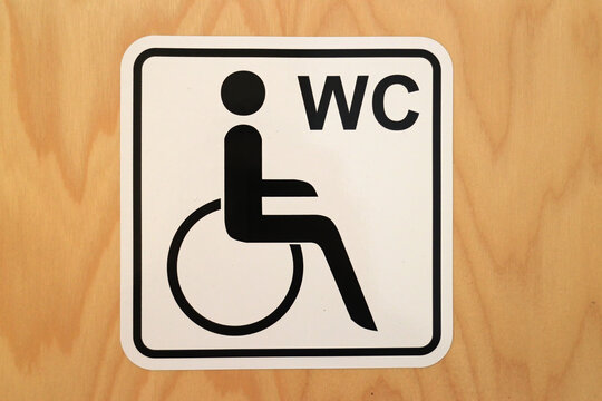 Schild bei einer Toilette für Behinderte 