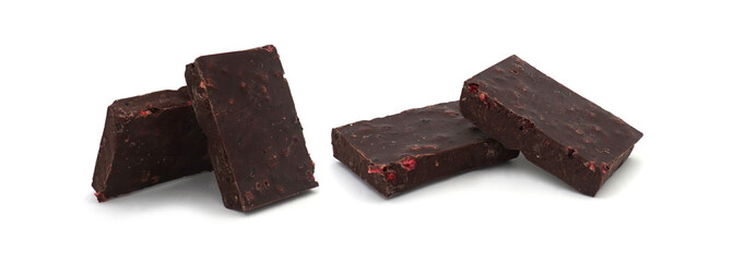 Quatre carrés de chocolat aux éclats de fruits rouges isolés sur fond blanc