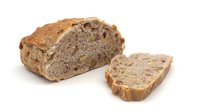 Morceau de pain aux noix avec 1 tranche isol&eacute;s sur fond blanc