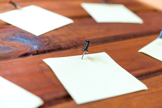 blank note papers on wooden background	