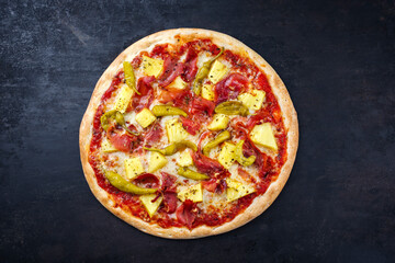 Traditionelle italienische Pizza Hawaii mit Schinken, Ananas und Mozzarella serviert als Draufsicht...