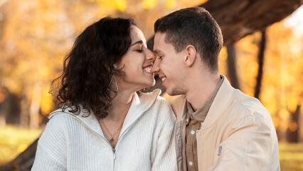 Obraz premium A romantic couple outdoors near a cafe