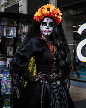Mujer disfrazada de catrina con velo negro y arreglo floral en la cabeza,  en calles del centro histórico de la ciudad de México. Stock Photo | Adobe  Stock