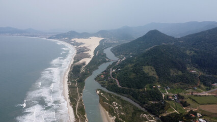 Obraz premium Praia tranquila com rio