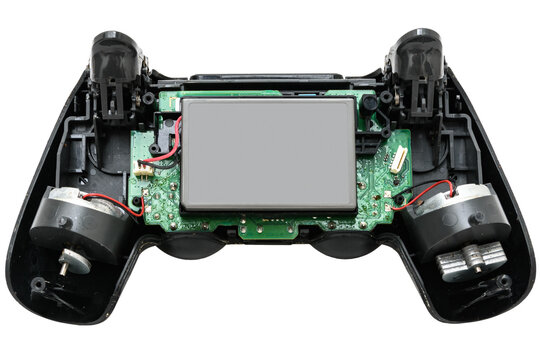 Controle de videogame aberto, com seu interior exposto, mostrando placa, circuitos e bateria.	