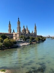 Vista de la Catedral del Pilar y del río Ebro desde el Puente de Piedra en Zaragoza.