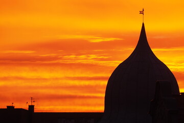 Fototapeta Jaskrawo pomarańczowy wschód słońca przy kopule we Wrocławiu, Polska obraz