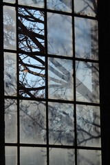 Stare brudne okno z brakującymi częściami  - obrazy, fototapety, plakaty