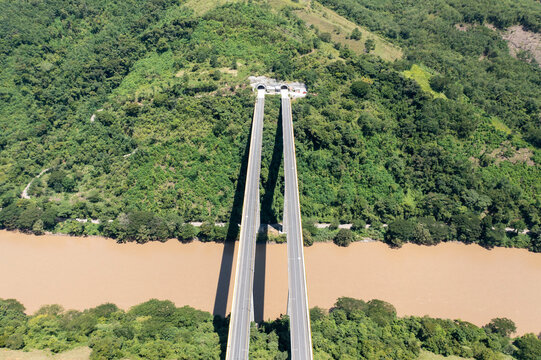 Puente con conexi&oacute;n a  T&uacute;nel Mulatos en el departamento de Antioquia en el cual una ves m&aacute;s hace protagonismo el R&iacute;o cauca que combinado con la ingenier&iacute;a civil se muestran imponentes.