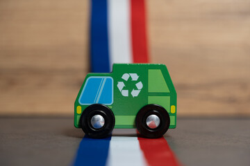 camion poubelle français vert avec le cigle recyclage
