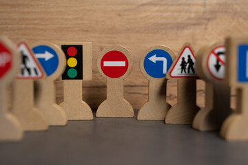 petits panneaux de circulation en bois avec le focus sur le panneau sens interdit