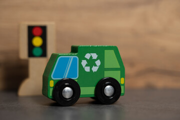 petit camion poubelle en bois pour le ramassage des poubelles avec le signe recyclage