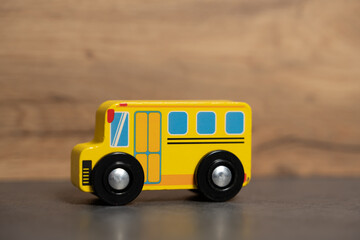 petit bus scolaire en bois, jouet d'enfant - obrazy, fototapety, plakaty